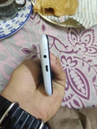 back white hia ,10 by 10 only mobile no box no charger