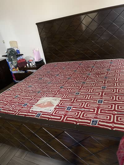 Complete bed set with mattress