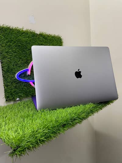 Apple MacBook pro 2017 / 16 gb 256 gb 15 inch core i9