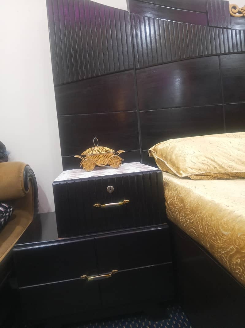 Bed with 2 side table 2