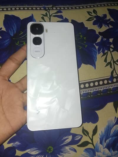 bilkul ok mobile hai 10 month ki warrenty b hai box charge sath hai