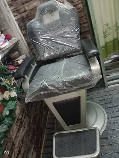 Premium Salon/Barber Chair – Heavy Duty – Like New Condition