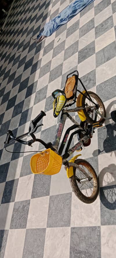 Kids cycle with side support tyre