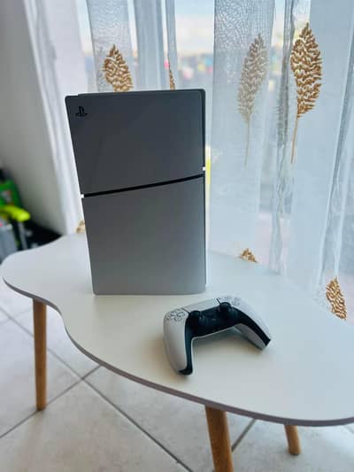 Ps5 1TB in mint condition with 2 controllers and FC25 / Minecraft