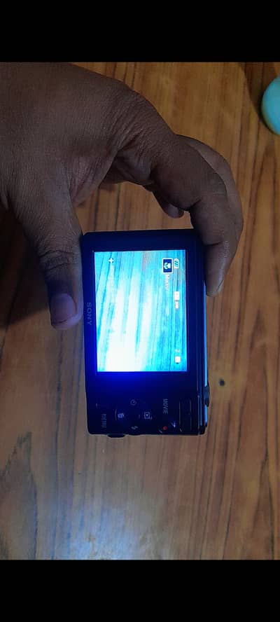 Cyber shot 20.1 megapixels 6x optical zoom camera for sale