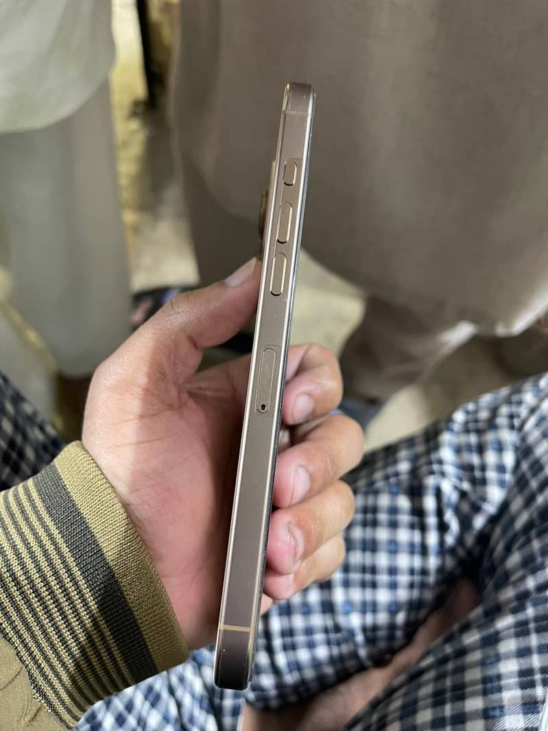 Iphone 16 Pro Max 4