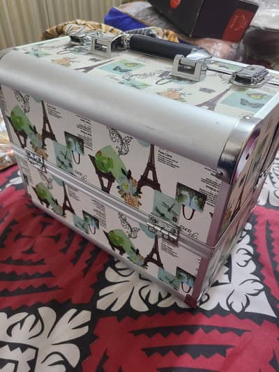 Aluminum Makeup Vanity - Stylish Paris print makeup case