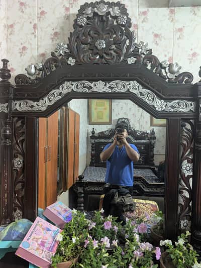 1 bed without foam, 1 showkais, 2 side table, 1 dressing mirror