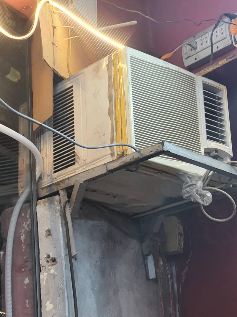 working condition maen window ac 0