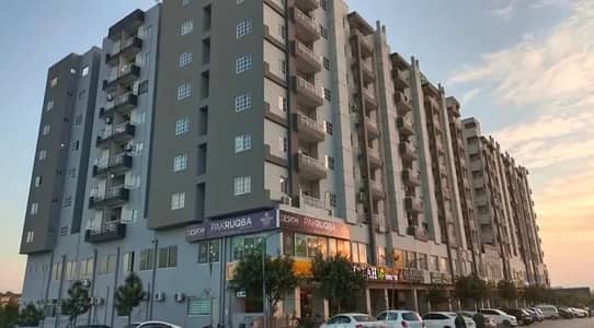 Female Paying Guest Required