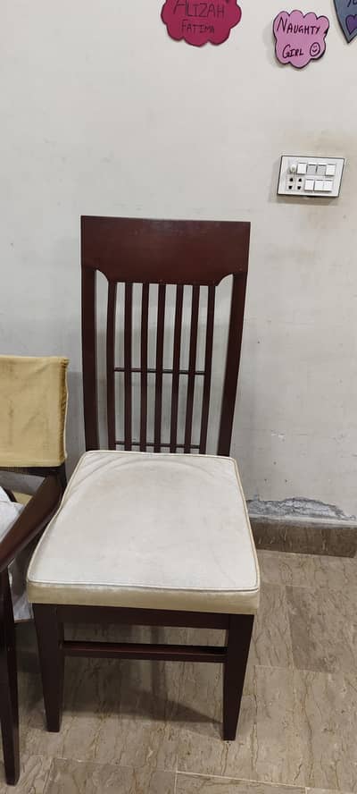 DINNING TABLE.  GLASS TOP. 6 CHAIRS.  9/10. LIKE NEW