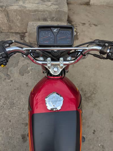 Honda 125 red colour 25/26       03707099709