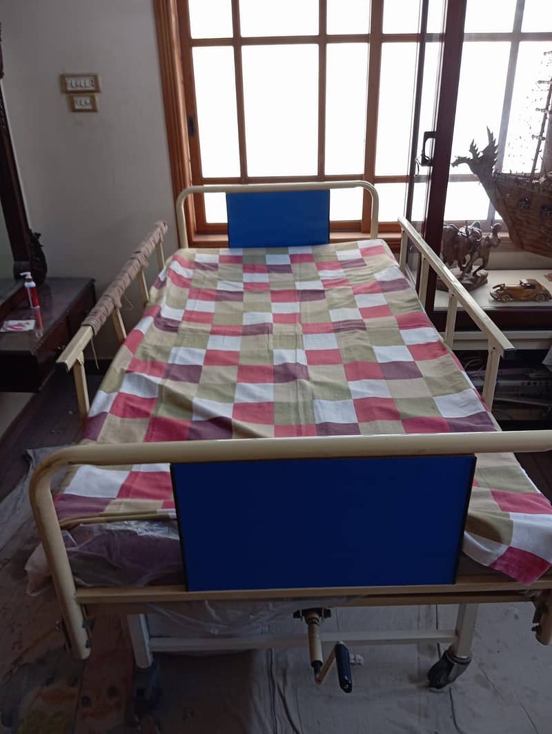 Single mechanical bed + side table 4