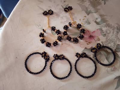 yah bracelet hai aur yah only lady iske liye bani Hui hai