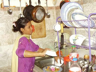 Full Time Maid women Chaiye Urgent