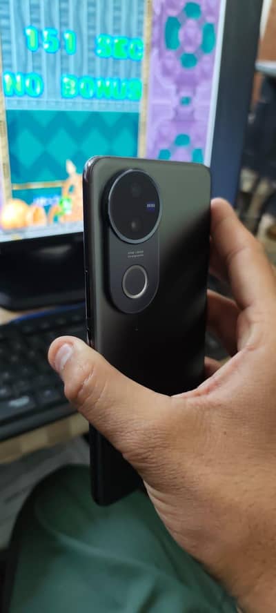 VIVO V50 12/512 LAST PIECE