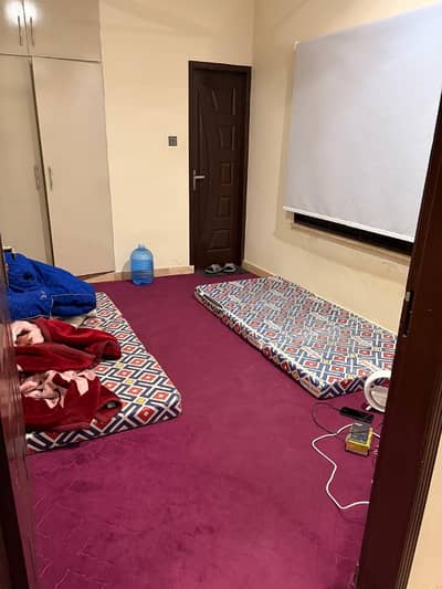 LUXURY 5 MARLA INDEPENDENT FLAT FOR RENT-PRIME LOCATION NEAR BY UMT UNIVERSTY ALL FACILITIES AVALIABLE E. T. C