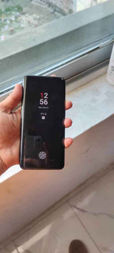 one plus 7pro hai  cp ide back toti hai Baki all ok hai