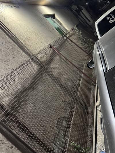 Fence with tr garders