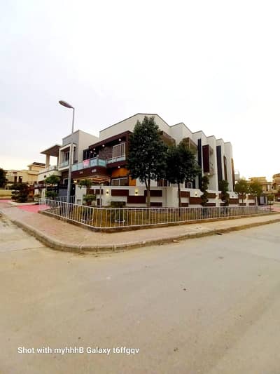 Corner Park Facing 14 Marla House For Sale