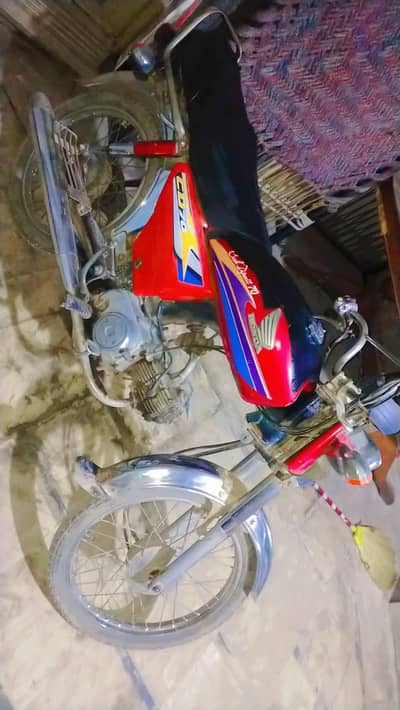 CD 70 used bohat zyada zabrdast bick hai engine ok