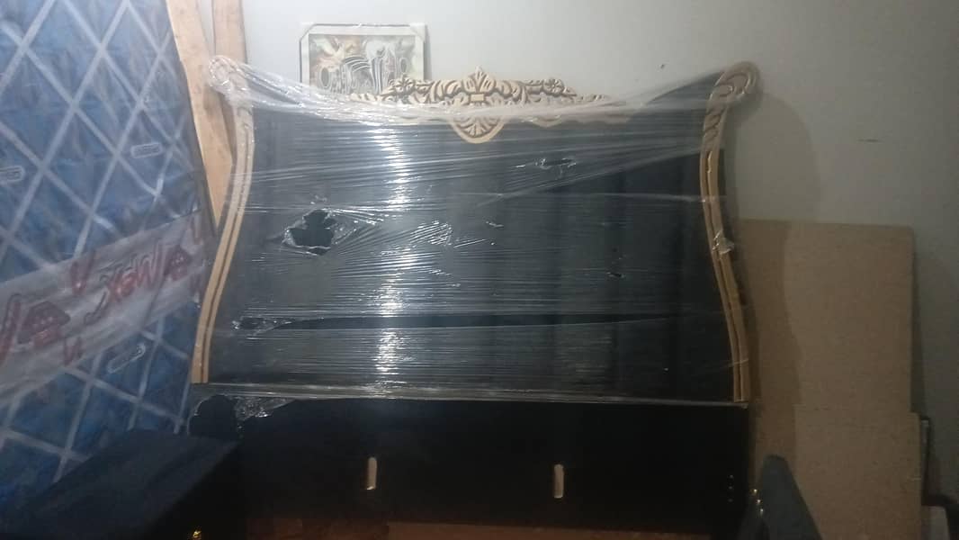 porting bed and side table 3