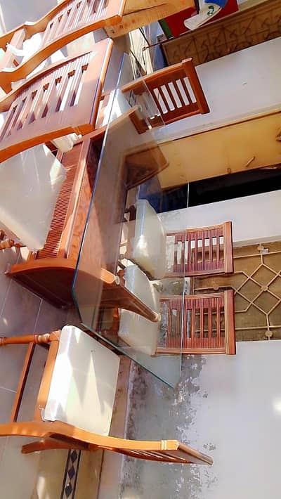 New Condition Dining table and 6 chairs set