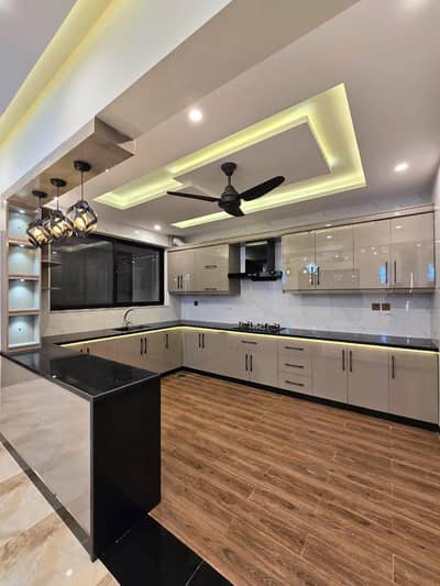 ہمیں گھر کے لیے ایک صاف ستھری اور ذمہ دار لڑکی کی ضرورت ہے۔