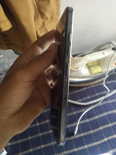 mobile kay sath sarif box haei copi haei