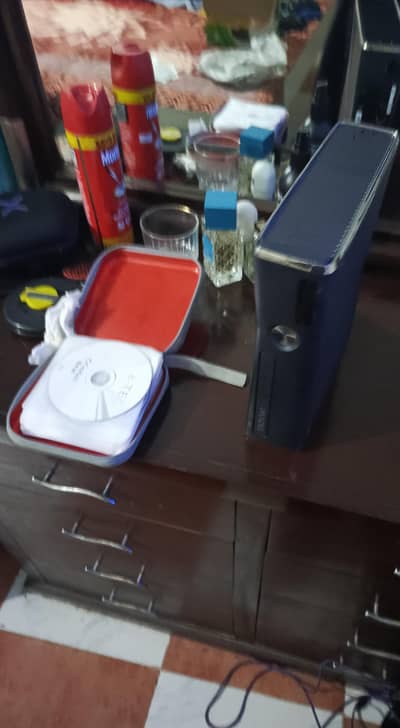 Xbox 360 slim model. 20 plus games with free CD box.