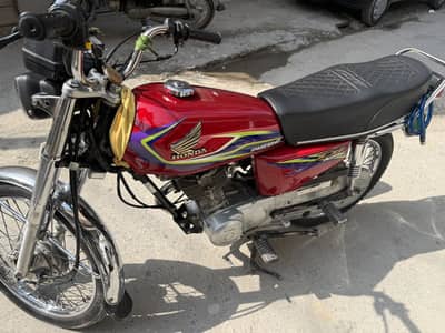 Honda 125   Red Antique