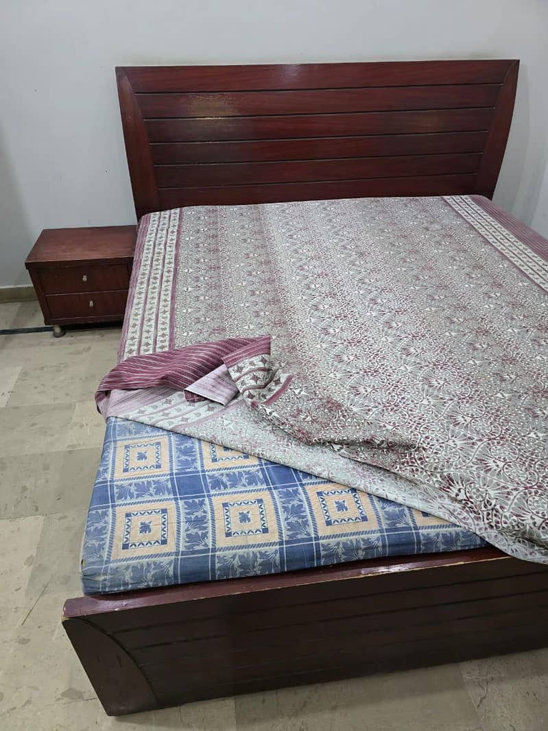 King Bed + 1 side table 1