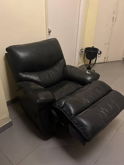 Used Black recliner chair with footrest-Confortable
