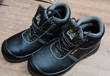 Safety joggers/boots/shoes