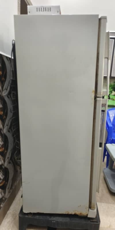 Dawlance Medium Size Refrigerator for Sale – Excellent Condition