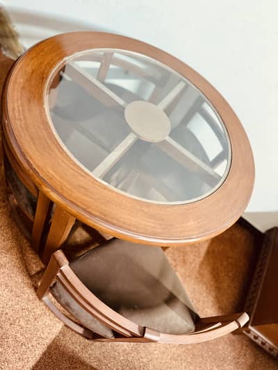 Round dinnging table with 4 chairs brand new condition