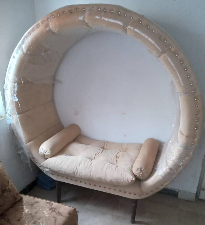 Round Sofa 0