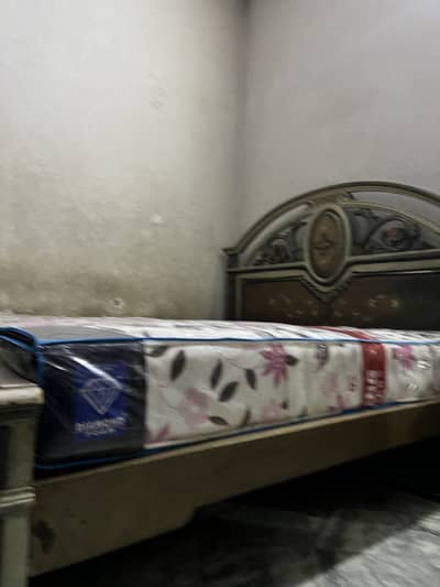 Brand New Matress ha 2 din hue hain lye hue