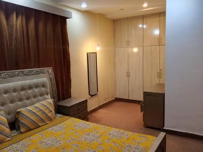 working lady paying gust, single or sharing