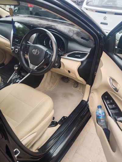 Toyota Yaris ative cvti 1.3 black color