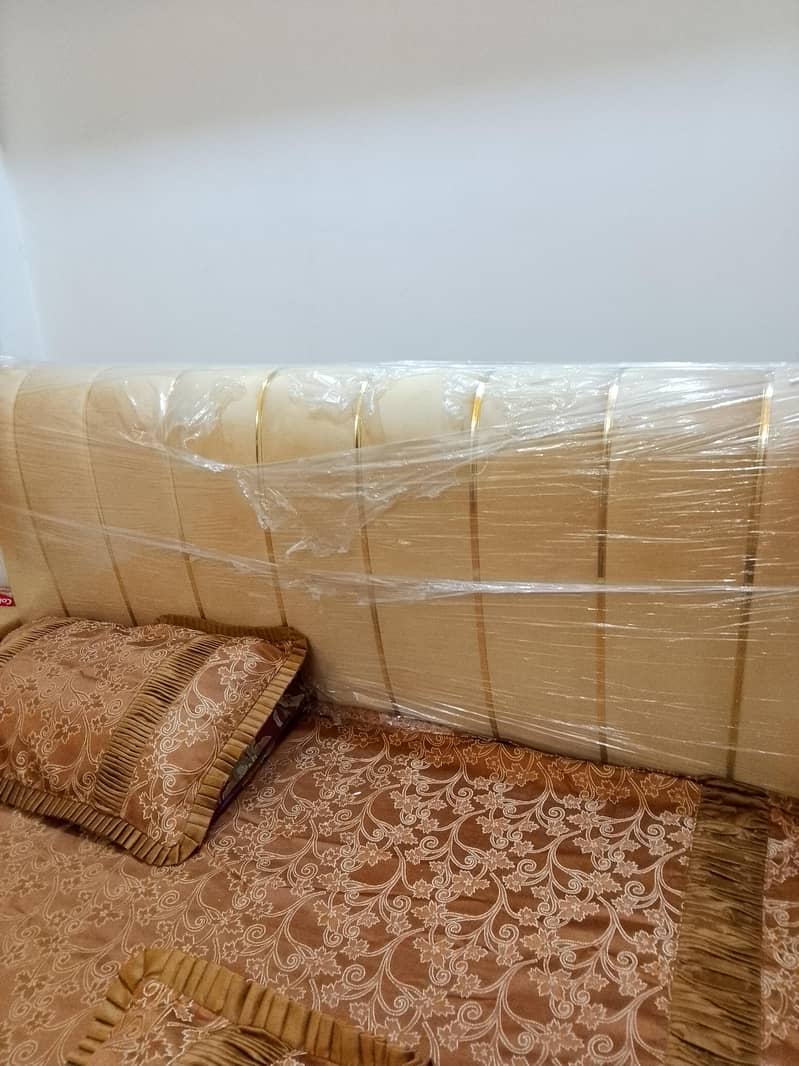 bed set with side table 0