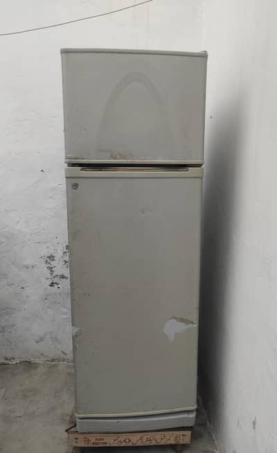 Dawlance Fridge Medium Size working