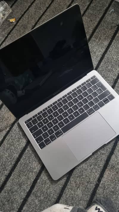 Apple macbook pro 2017, 8 gb ram, 128 gb ssd