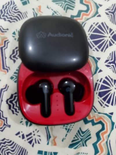 10/10 condition audionic 550 with box and one year warranty official