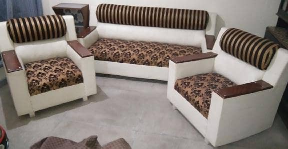 3+1+1 Sofa set with covers, with 3x3ft center table