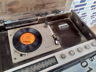 Turntable records player with radio