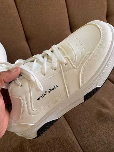 White Sneakers – Walk Shoes