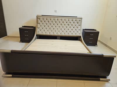 King Bed with Side Drawers - Excellent Condition and Good Look