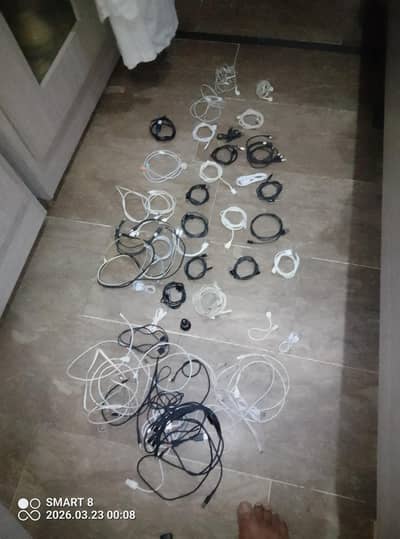 Mere paas ye saari cables (iPhone, Type-C, aur Micro USB) majood hain.