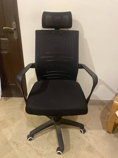 BLACK ERGONOMIC OFFICE CHAIR